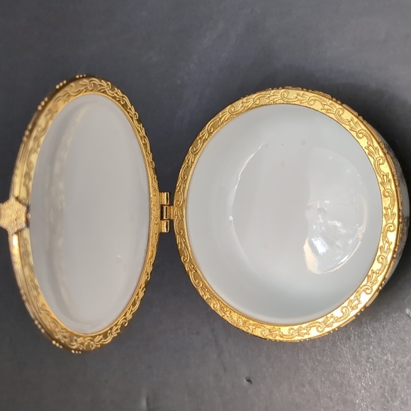 Vintage Floral Hand-painted Small Round Lidded Porcelain Trinket Box. - Picture 5 of 9